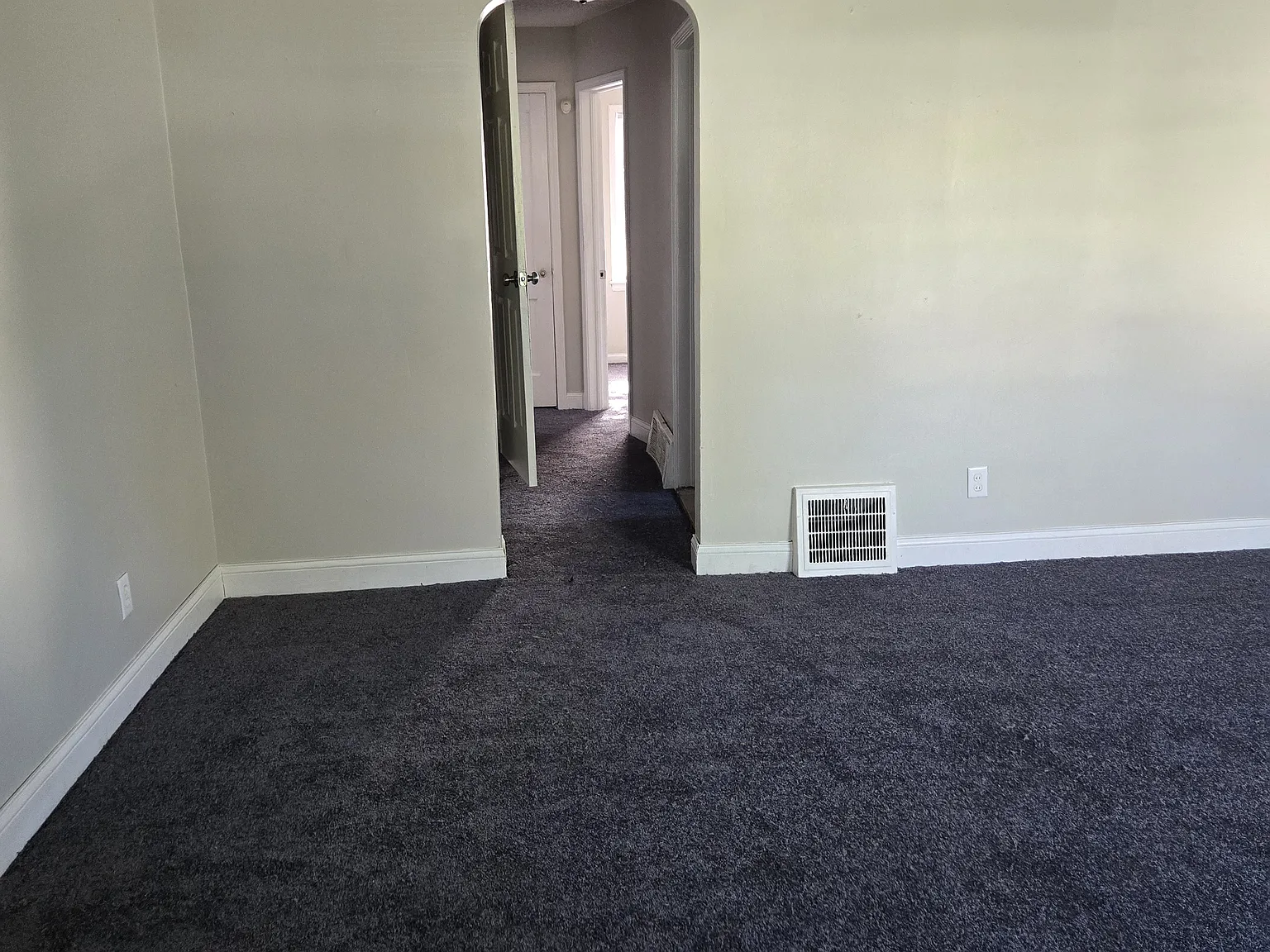 Nice Bungalow Located On The East Side — Photo 2