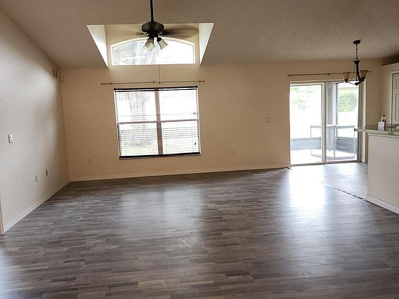 2nd image of 142 Sweet Bay St