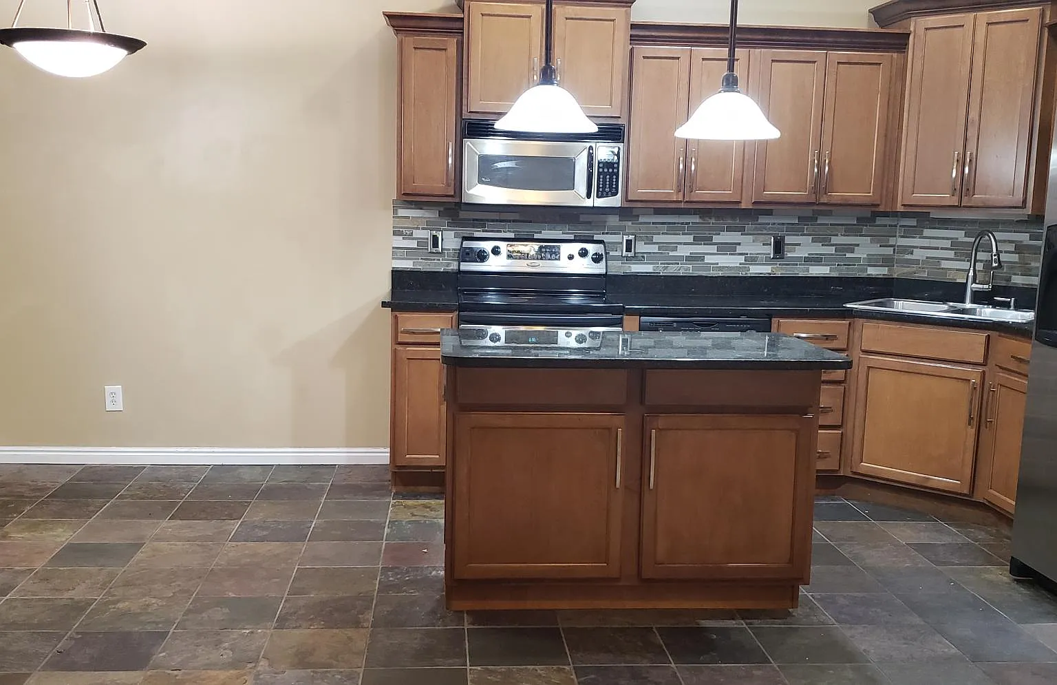 2 bed, 2.5 bath, 1212 sqft, $1,800 — Photo 3