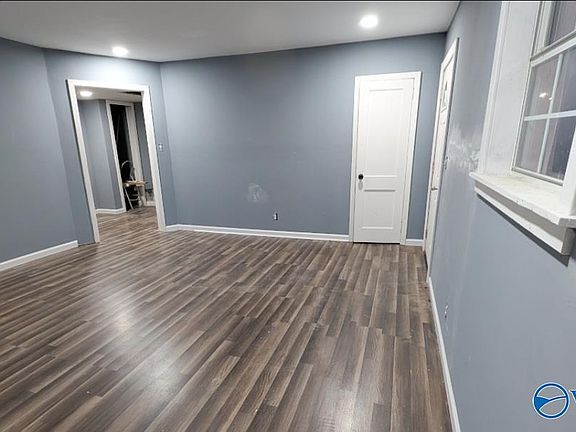 5th image of 307 Howell St