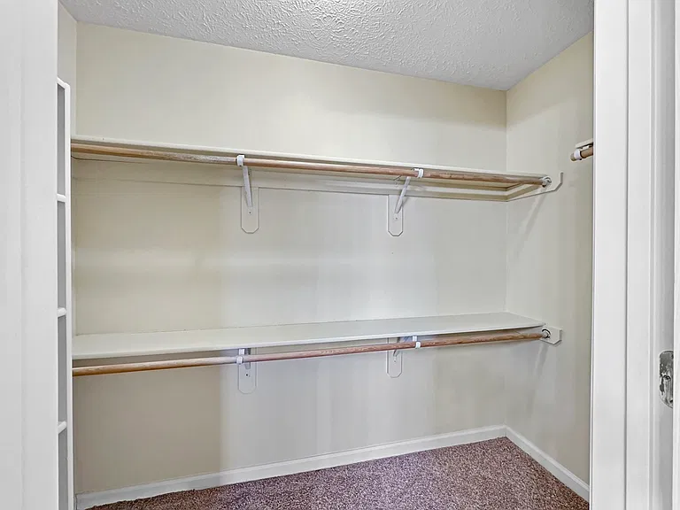 Alison Pointe Apartments — Photo 54