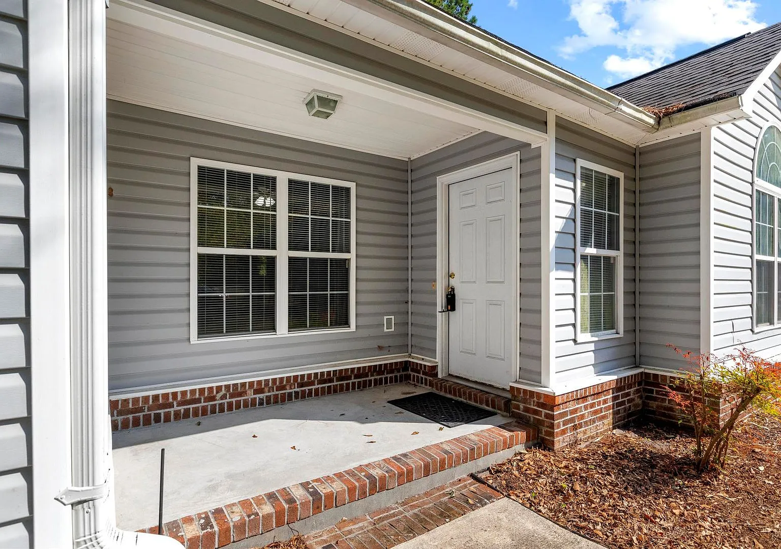 Spacious 3-Bedroom Rental with Fenced Yard, Deck & Garage in Hubert Pets Welcome! — Photo 2