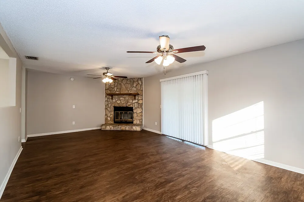 3 bed, 2.0 bath, 1419 sqft, $1,785 — Photo 4