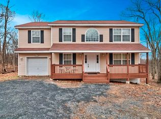686 Whippoorwill Dr, Bushkill, PA 18324