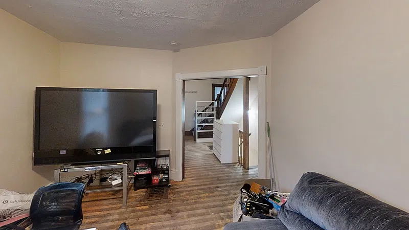 6 bed, 2.0 bath, 2200 sqft, $6,850 — Photo 4