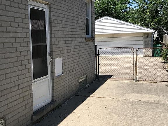 3rd image of 28490 Florence St