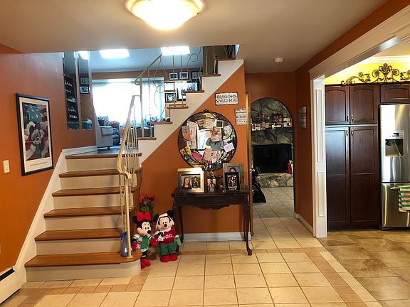 3rd image of 19 Amherst Ln