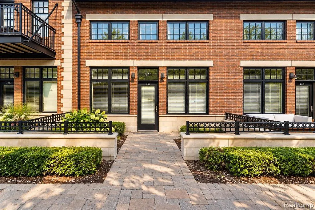 2 bed, 2.5 bath, 1884 sqft, $4,999 — Photo 2