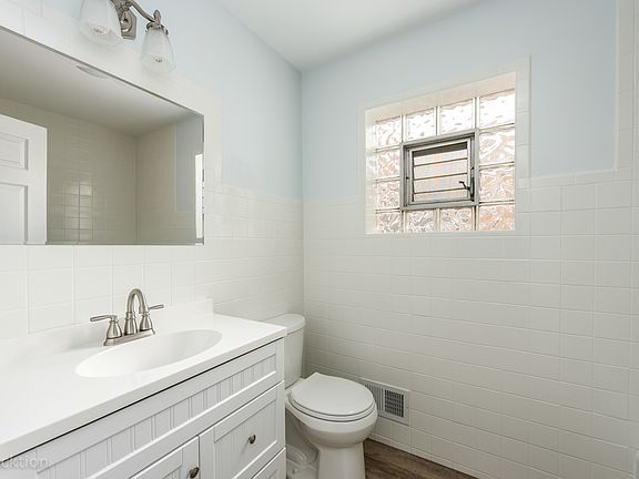 5th image of 2817 Washington St