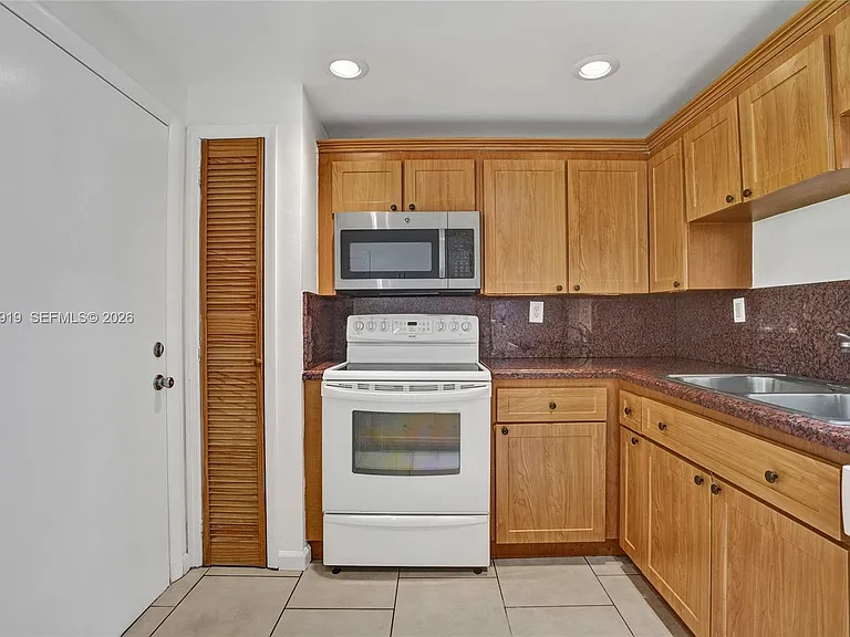 1601 NE 191st St #B112 — Photo 4