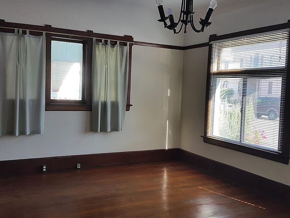 5th image of 329 E Saint James St