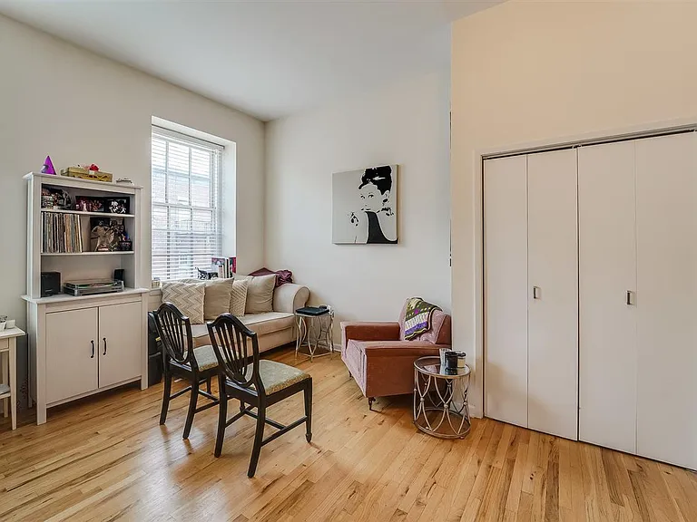 341 Monmouth St #305 — Photo 4