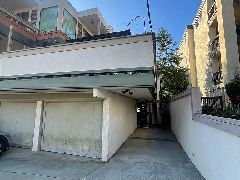2575 E 19th St #17 — Photo 2