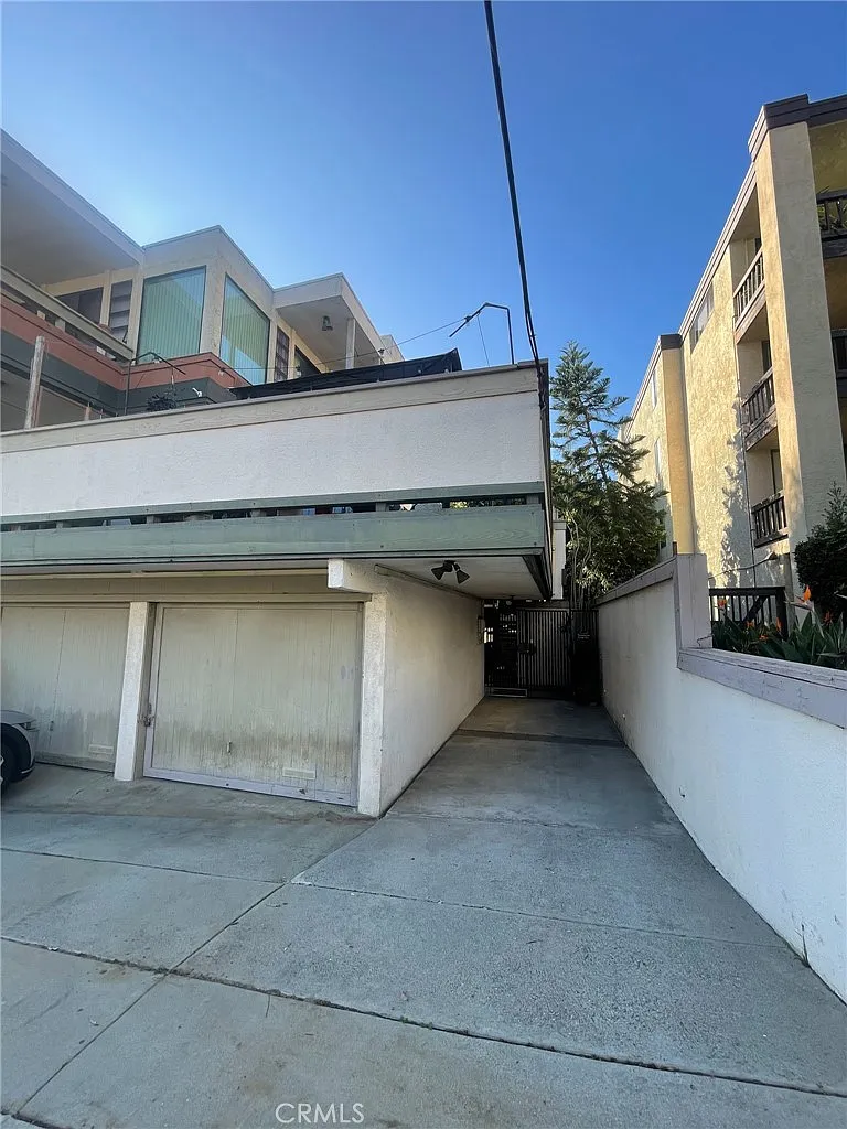 Building Photo - 2575 E 19th St #17