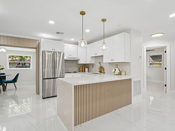 3rd image of 1527 Live Oak Drive