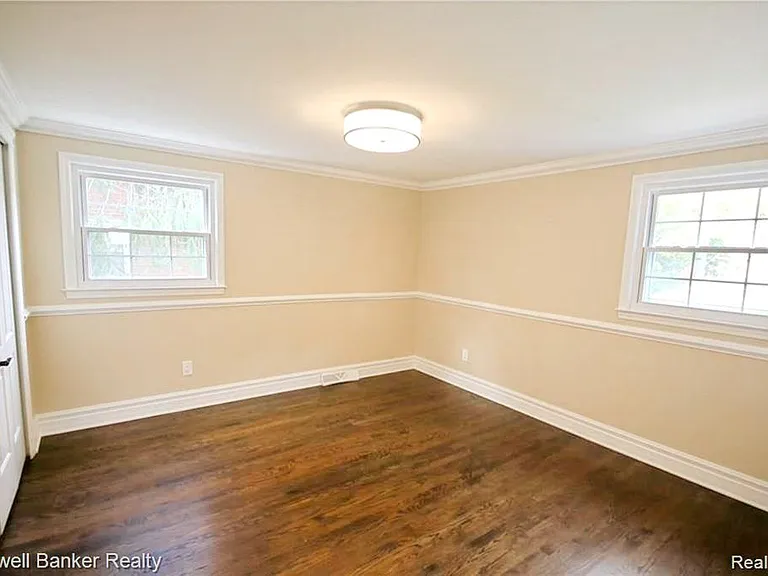 669 Mohegan St — Photo 26