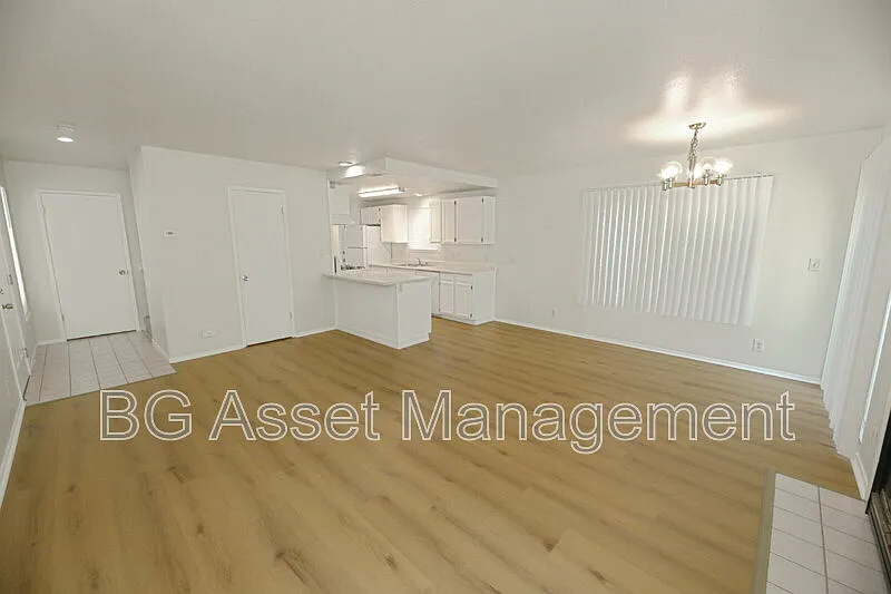 3 bed, 2.5 bath, 1434 sqft, $3,195 — Photo 2