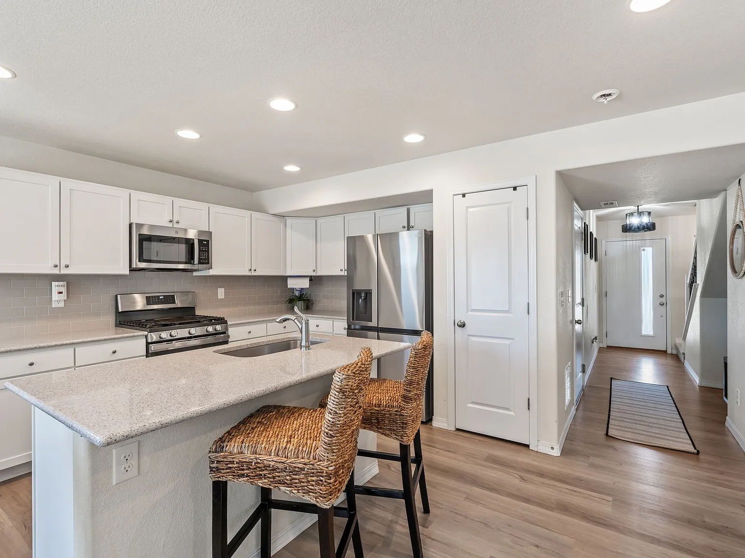 3 bed, 2.5 bath, 1367 sqft, $2,200 — Photo 2