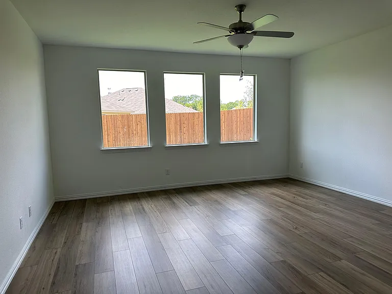 8505 Honeylocust St — Photo 4