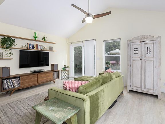 4th image of 213 Creekside Way