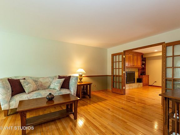 5th image of 605 Carriage Ct