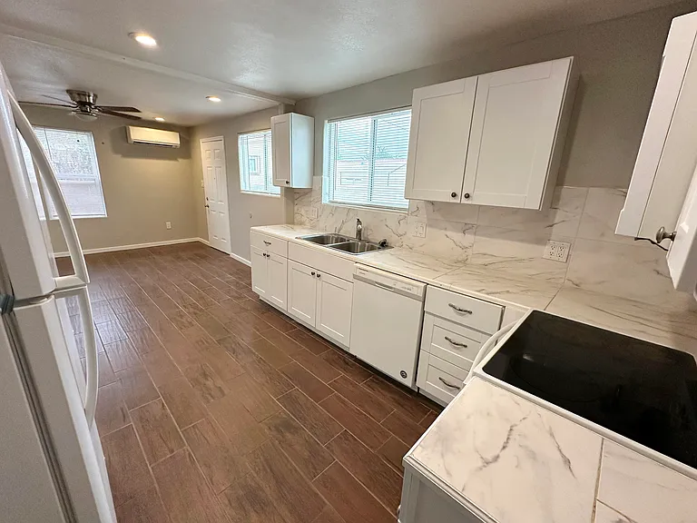 907 Stover Ave SW #B — Photo 2