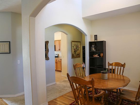 5th image of 209 N Meadowlark Dr