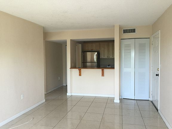 5th image of 1090 NE 129th St APT 405