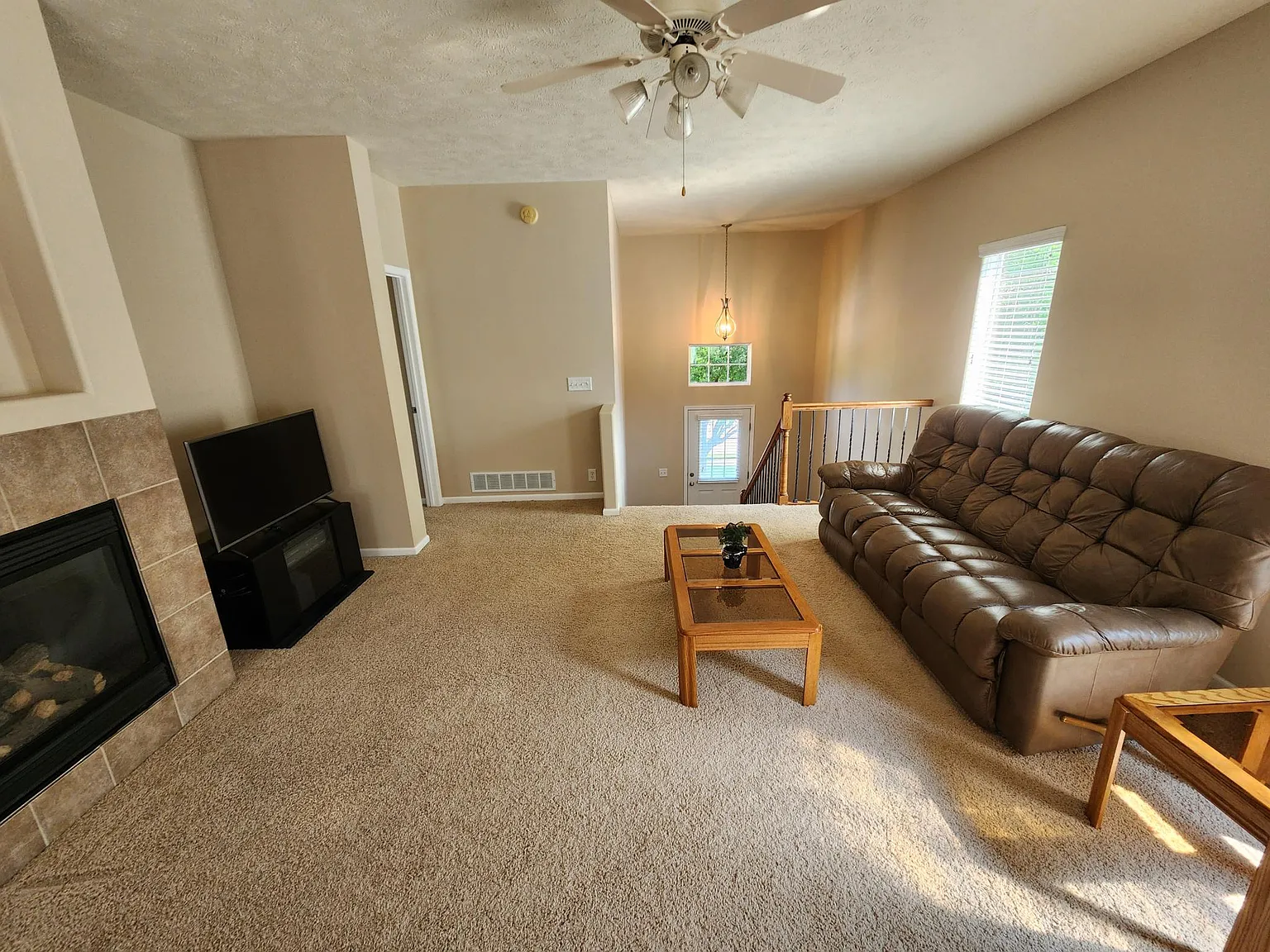3 bed, 1191 sqft, $2,400 — Photo 2