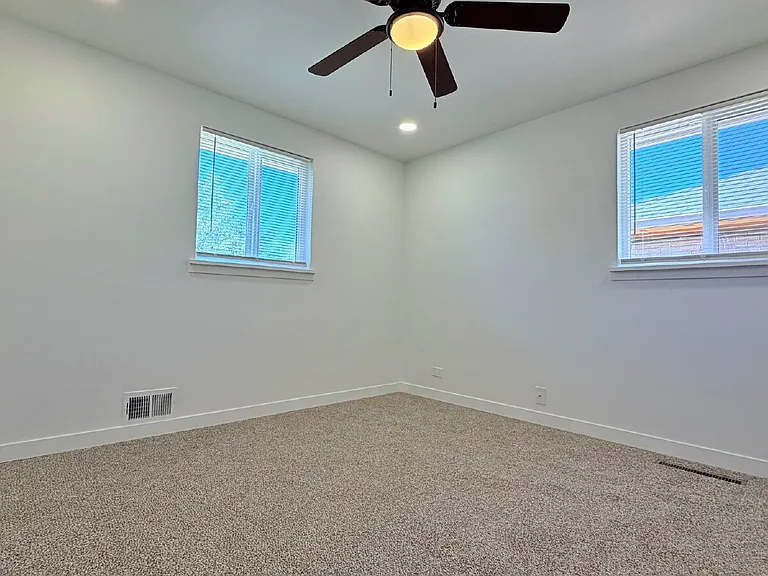 3045 N Niagara St — Photo 15