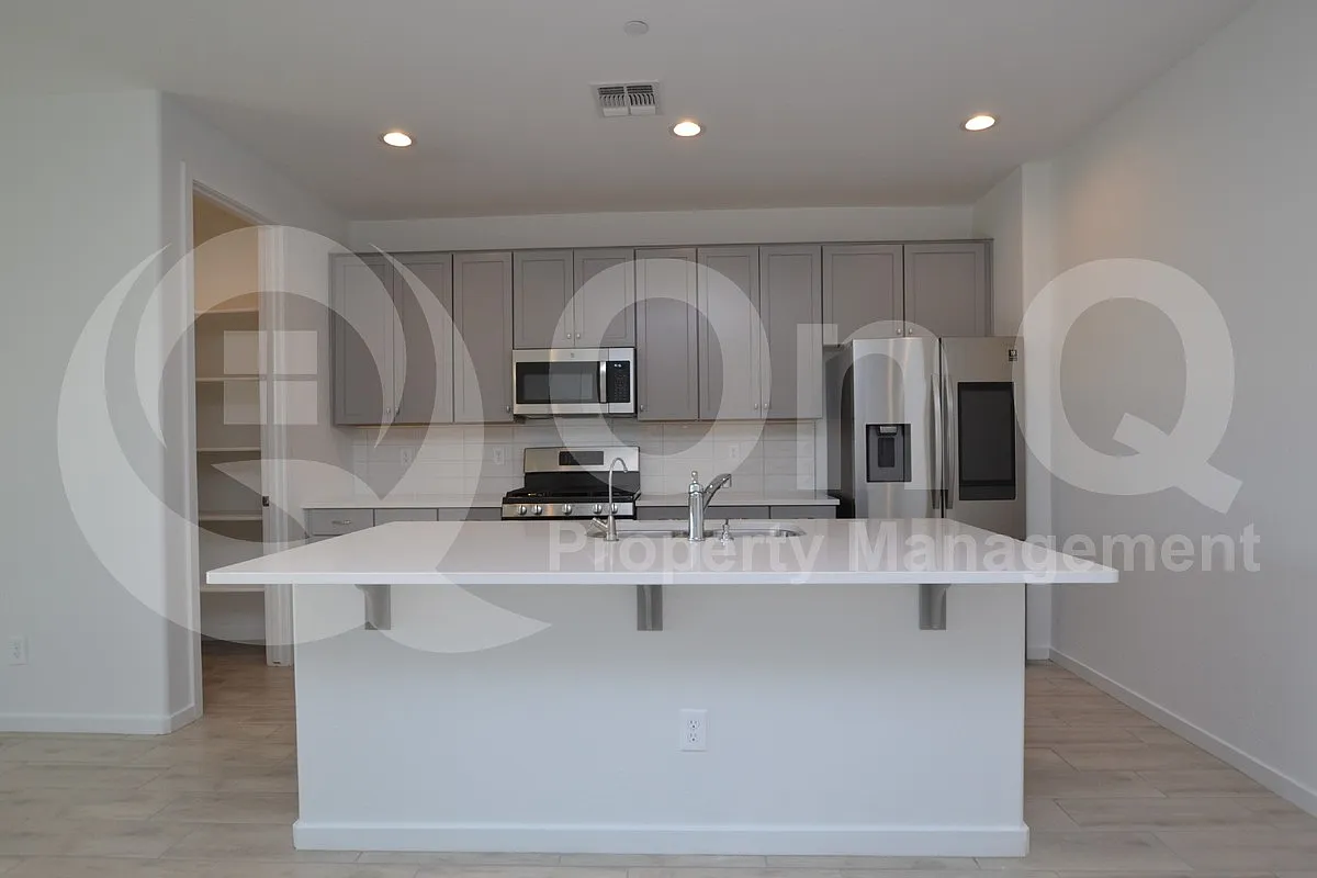 4 bed, 3.0 bath, 1857 sqft, $2,299 — Photo 4