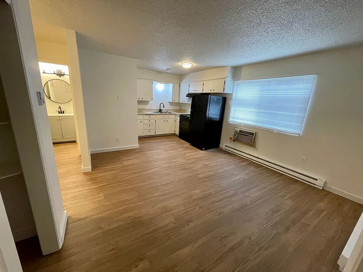 Building Photo - Pine Villa Apartments