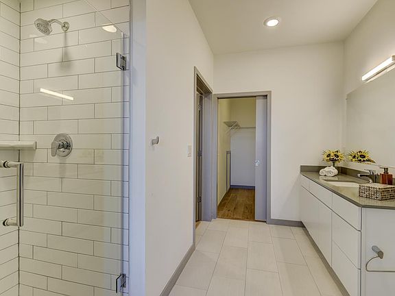 4th image of 400 Herron Dr #110