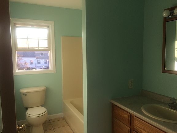 Full bathroom on 2nd floor
