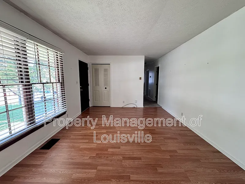 3 bed, 1.0 bath, 1100 sqft, $1,595 — Photo 2