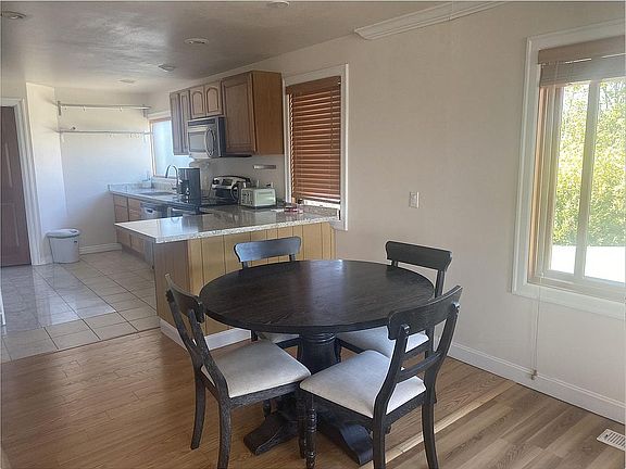 4th image of 1617 5th Ave N #A