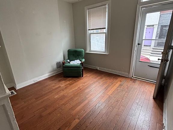 3rd image of 2312 Mercer St