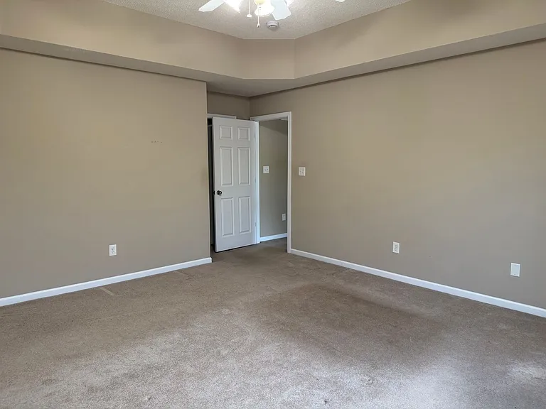 492 Glenshire Ln — Photo 12