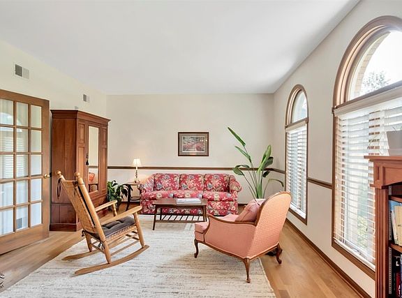 5th image of 2430 River Woods Dr