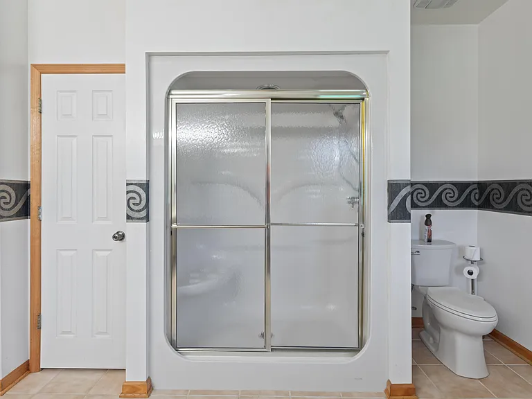 1221 Hawthorne Ln — Photo 16