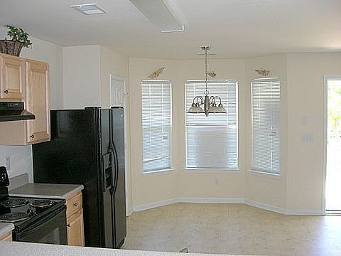 Bay Window w/Eat-in Kitchen