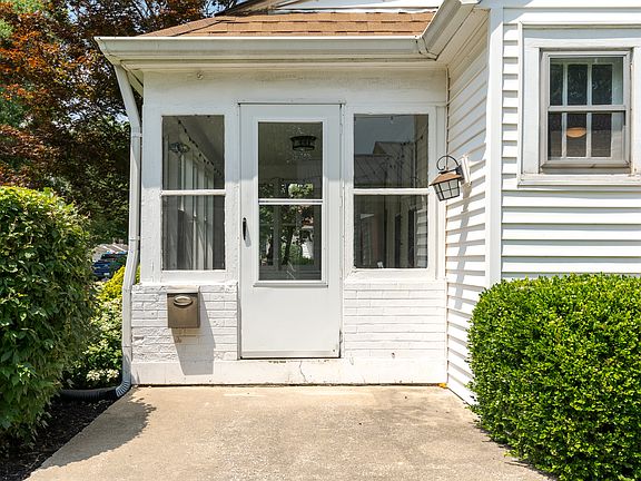 3rd image of 5857 Rosslyn Ave
