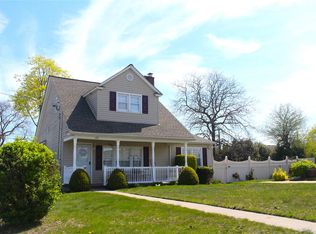 104 Riviera Pkwy, Lindenhurst, NY 11757