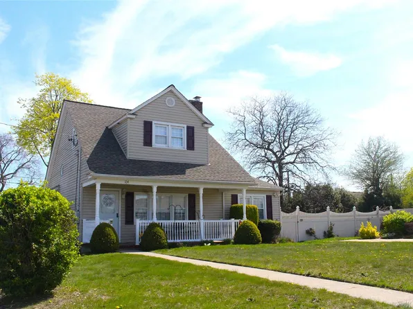 104 Riviera Parkway, Lindenhurst, NY 11757