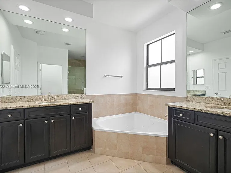 10016 NW 89th Ter — Photo 29