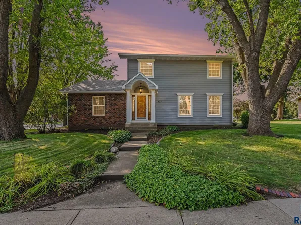 527 Ashmont Rd, Madison, SD 57042