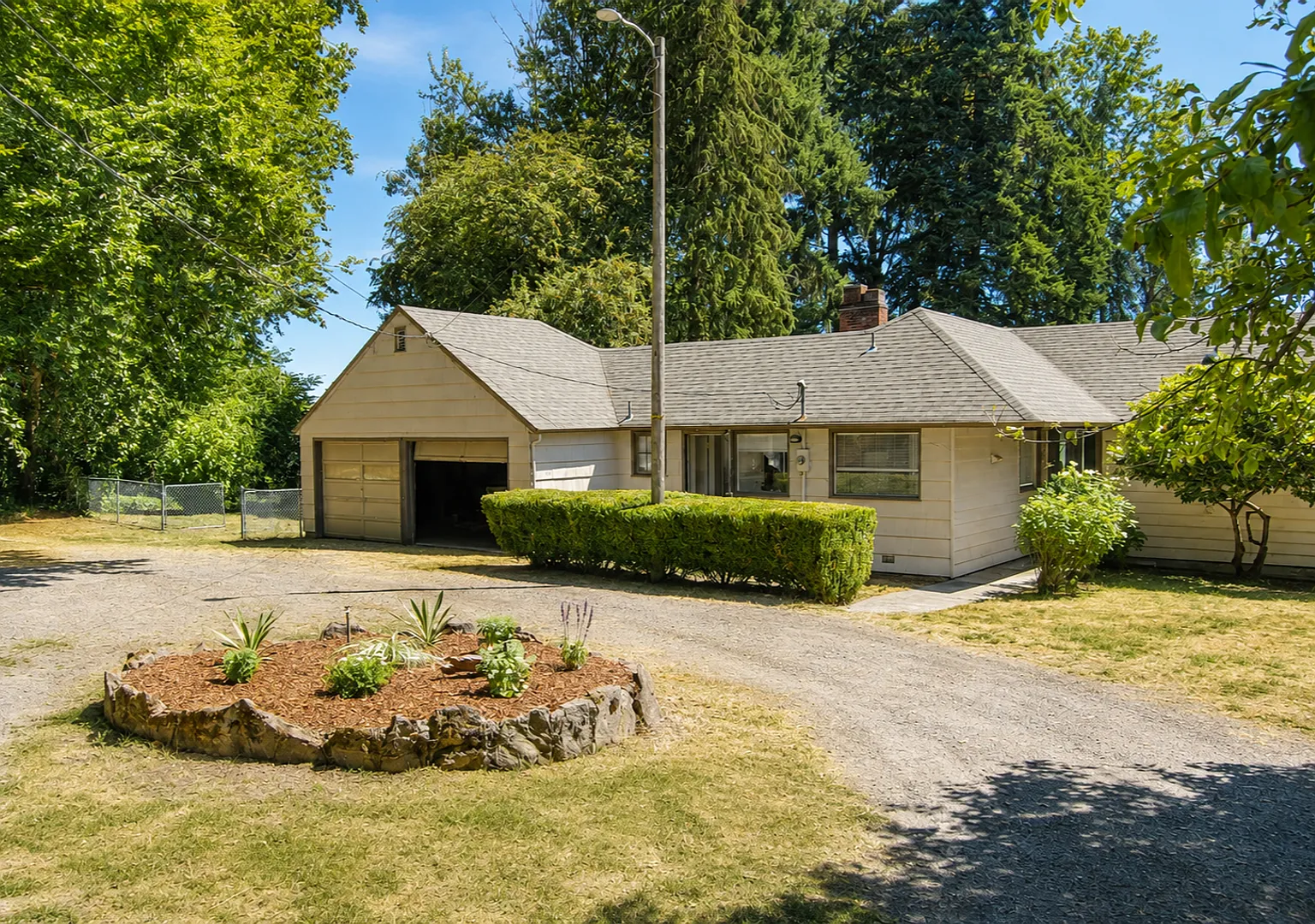 Columbia River Waterfront Home With Access On 1.5 Acres — Photo 2