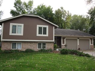 18719 Hanus Rd, Minnetonka, MN 55345