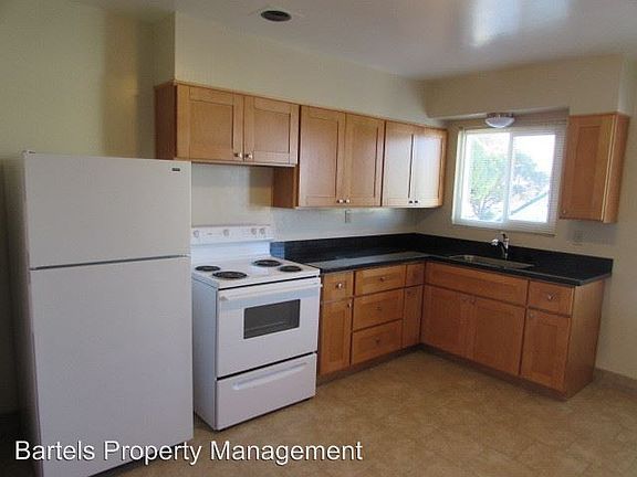 5th image of 2549 Barrett Ave