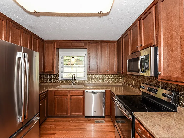 2121 Ravenwood Dr — Photo 5